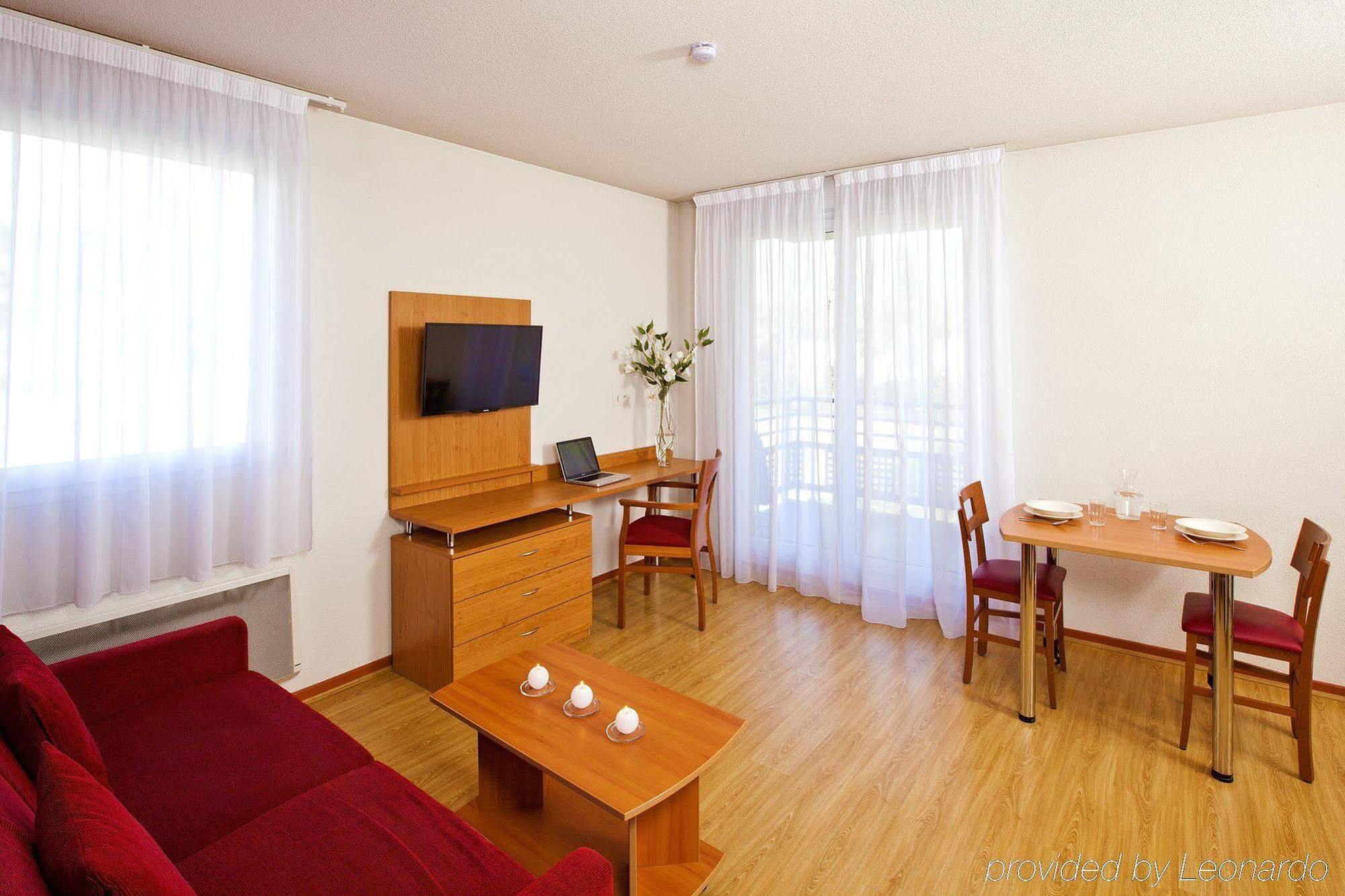 Sejours & Affaires Geneve Saint Genis Aparthotel Exteriör bild
