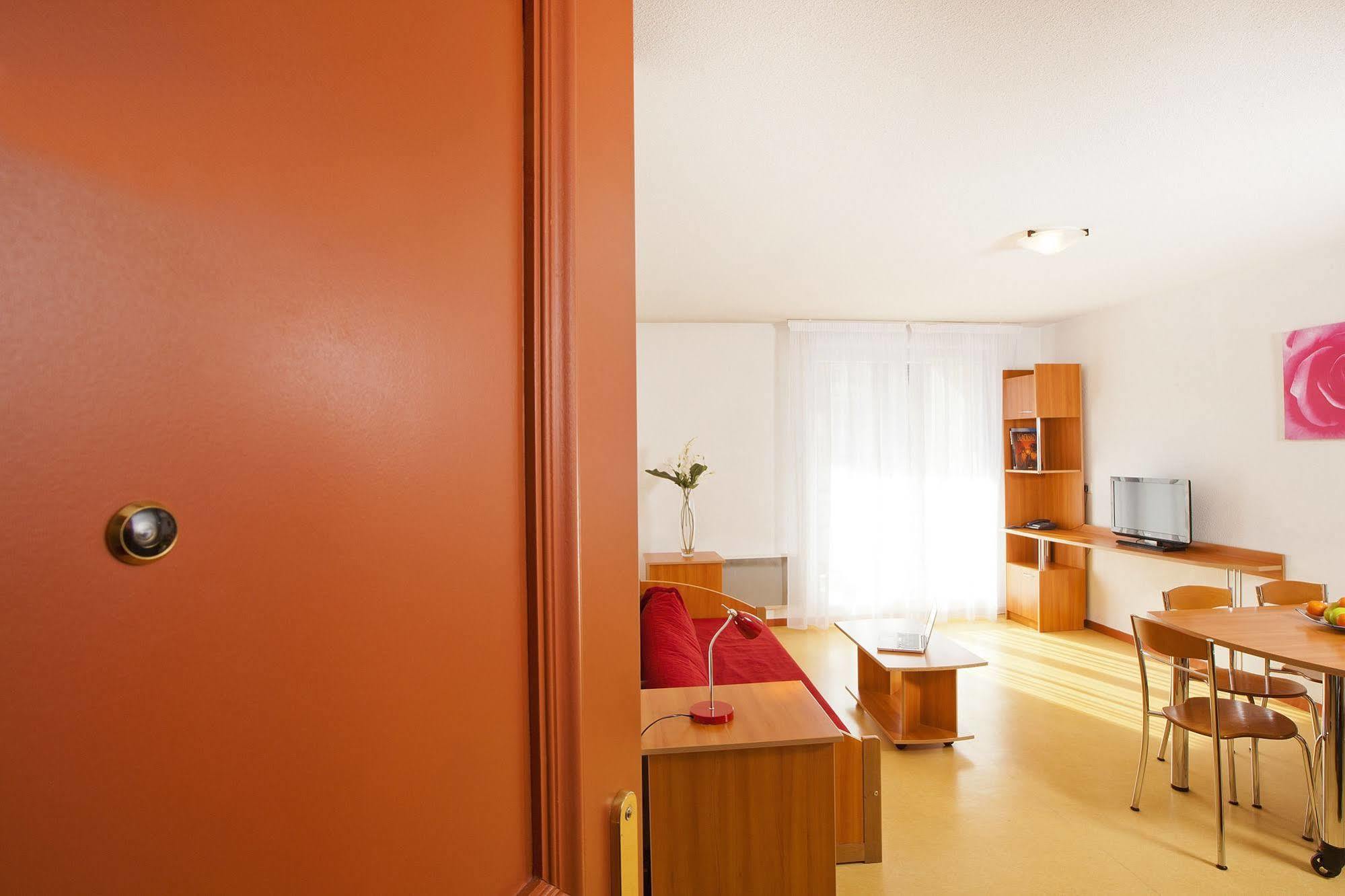 Sejours & Affaires Geneve Saint Genis Aparthotel Exteriör bild