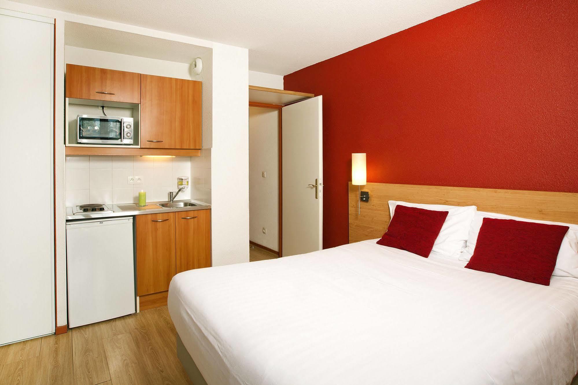 Sejours & Affaires Geneve Saint Genis Aparthotel Exteriör bild